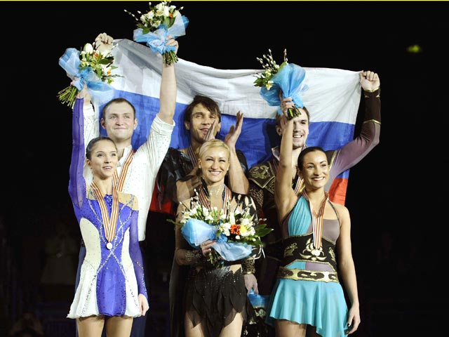 Российские спортивные пары заняли весь пьедестал на чемпионате Европы по фигурному катанию в британском Шеффилде. Золотые медали завоевали Татьяна Волосожар и Максим Траньков 