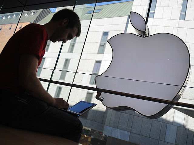 Совет директоров Apple обсудит стратегию инвестирования имеющихся у компании 98 миллиардов долларов в наличных и ценных бумагах, и в любом случае намерен решить этот вопрос в интересах акционеров